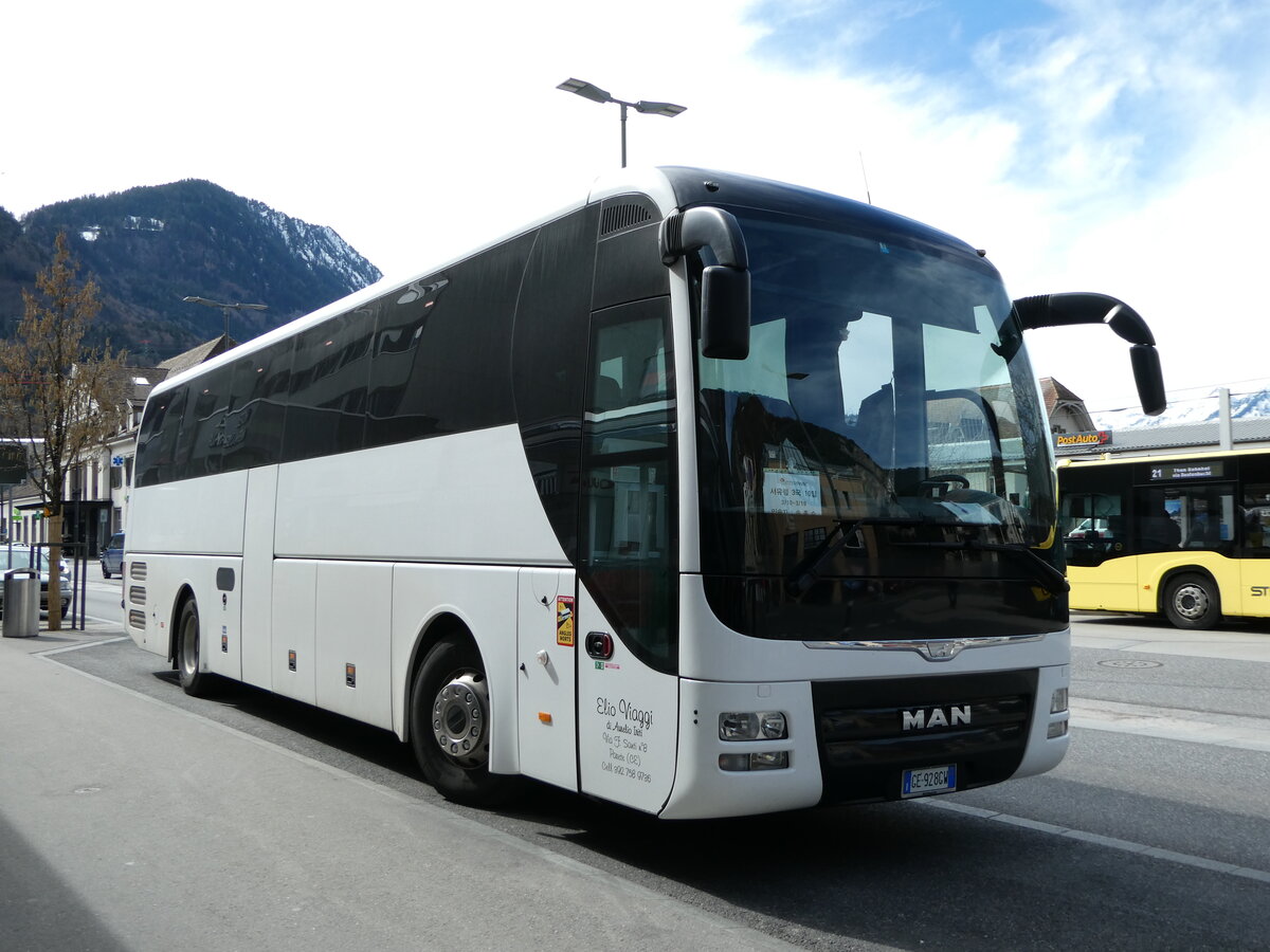 (247'181) - Aus Italien: Elio Viaggi, Parete - GE-928 GW - MAN am 13. M�rz 2023 beim Bahnhof Interlaken West
