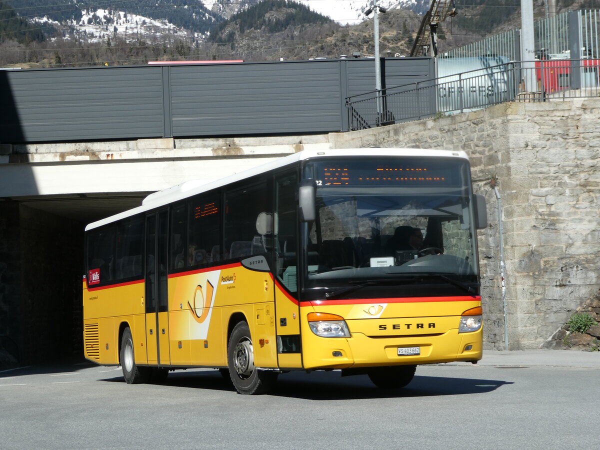 (247'272) - PostAuto Wallis - VS 403'662/PID 5622 - Setra am 16. M�rz 2023 beim Bahnhof Brig