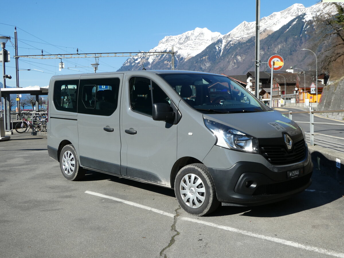 (247'398) - Schweizer Armee - M+25'946 - Renault am 18. M�rz 2023 beim Bahnhof Brienz