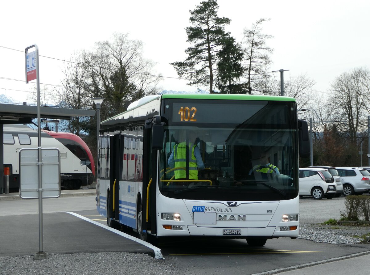 (247'513) - RTB Altst�tten - Nr. 919/SG 482'215 - MAN (ex PostBus/A BD 15'352) am 21. M�rz 2023 beim Bahnhof Altst�tten