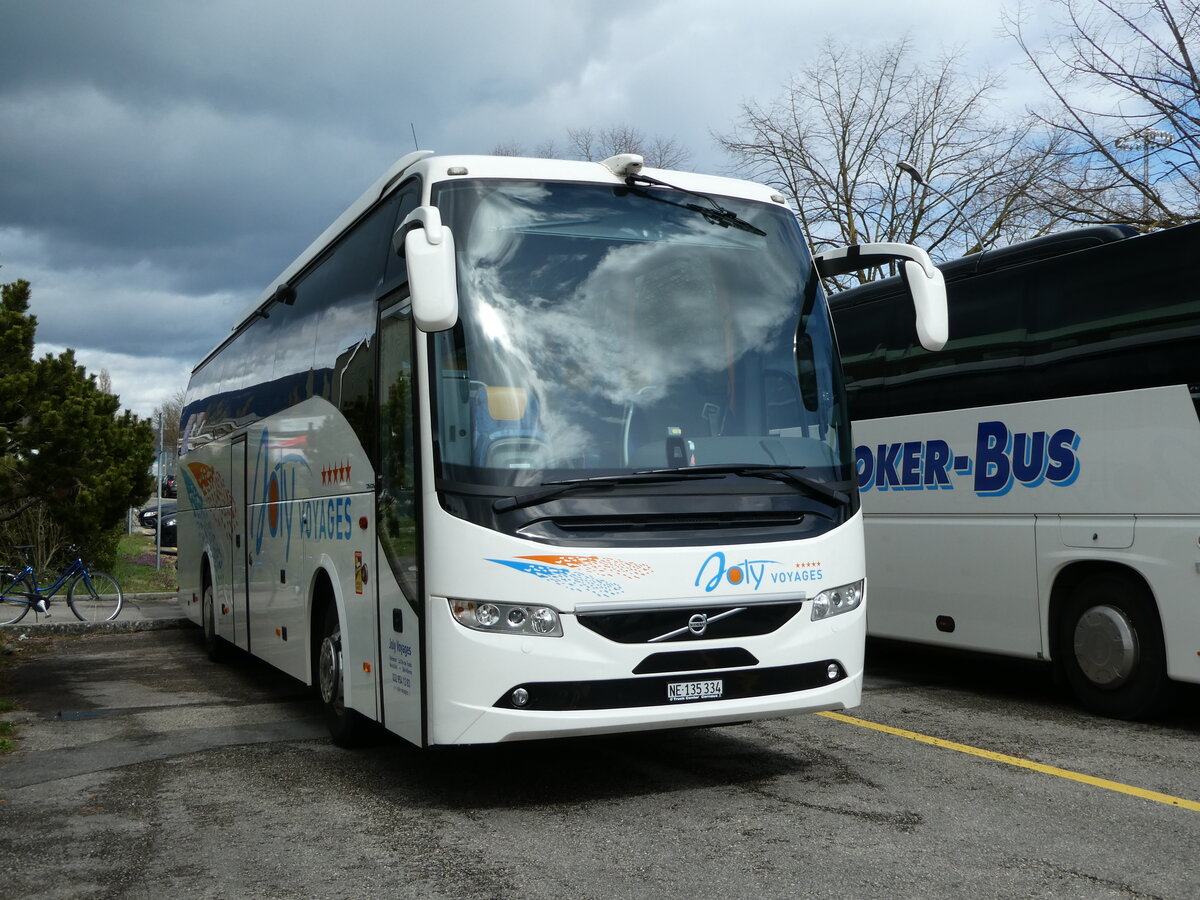 (247'680) - Joly Voyages, Les Breuleux - NE 135'334 - Volvo am 25. M�rz 2023 in Yverdon, Patinoire