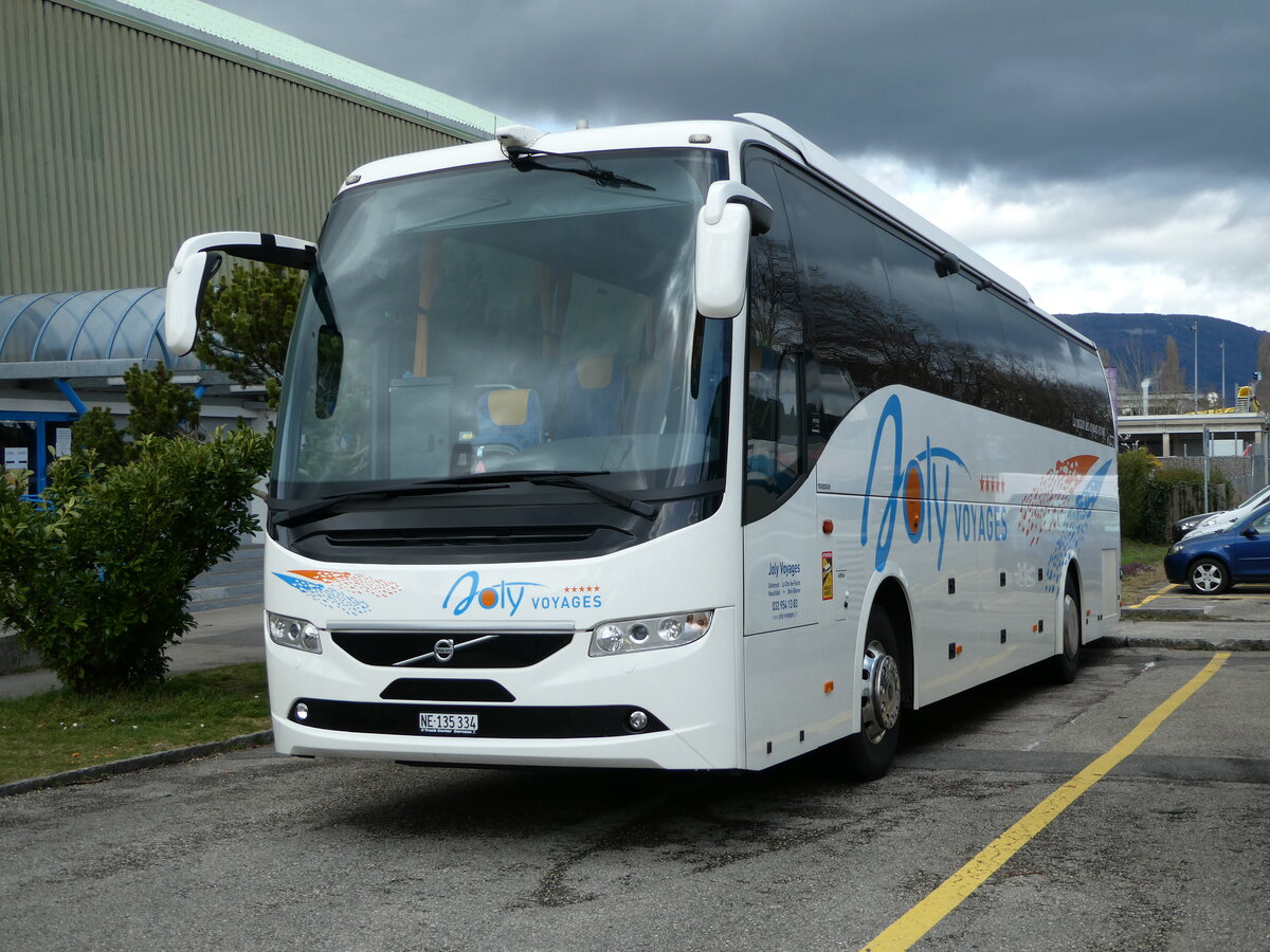 (247'686) - Joly Voyages, Les Breuleux - NE 135'334 - Volvo am 25. M�rz 2023 in Yverdon, Patinoire