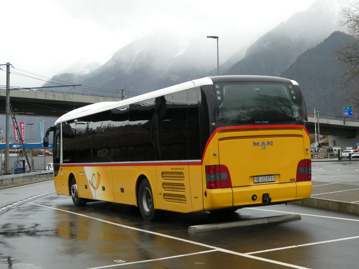 (247'739) - PostAuto Bern - Nr. 71/BE 412'071/PID 11'071 - MAN (ex PostAuto Zentralschweiz Nr. 20; ex Dillier, Sarnen Nr. 20) am 26. M�rz 2023 beim Bahnhof Interlaken Ost