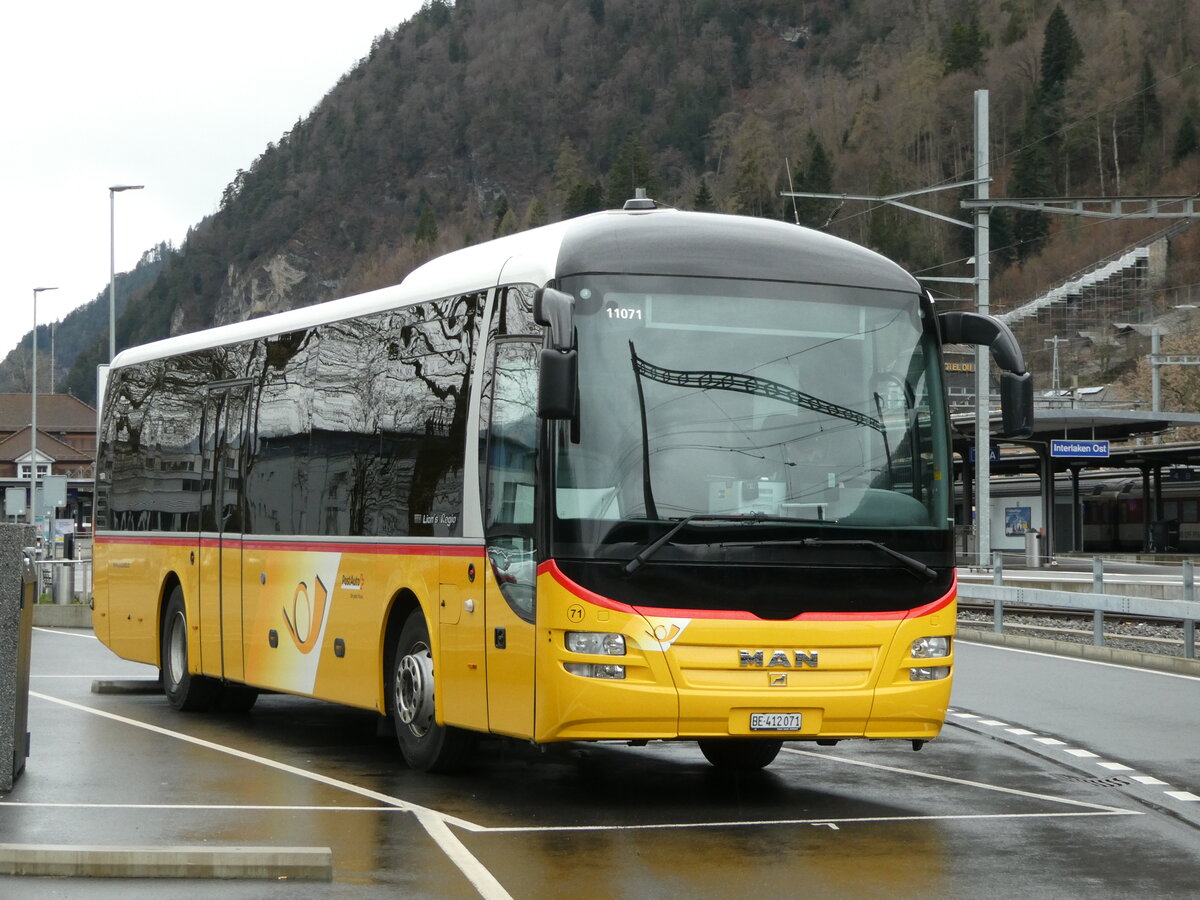 (247'740) - PostAuto Bern - Nr. 71/BE 412'071/PID 11'071 - MAN (ex PostAuto Zentralschweiz Nr. 20; ex Dillier, Sarnen Nr. 20) am 26. M�rz 2023 beim Bahnhof Interlaken Ost