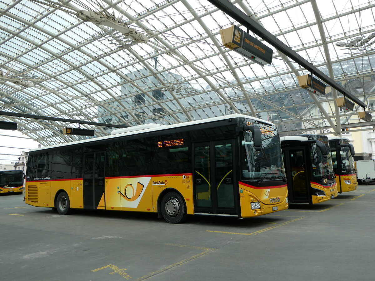 (248'552) - PostAuto Graub�nden - GR 170'431/PID 10'028 - Iveco am 15. April 2023 in Chur, Postautostation
