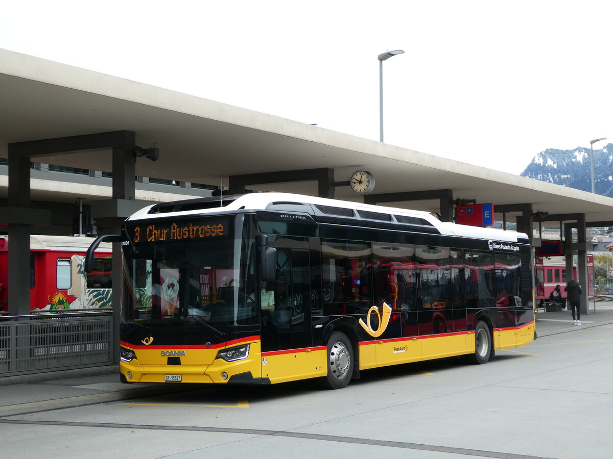 (248'565) - D�nser, Trimmis - GR 95'517/PID 11'896 - Scania (ex GR 184'921) am 15. April 2023 beim Bahnhof Thun