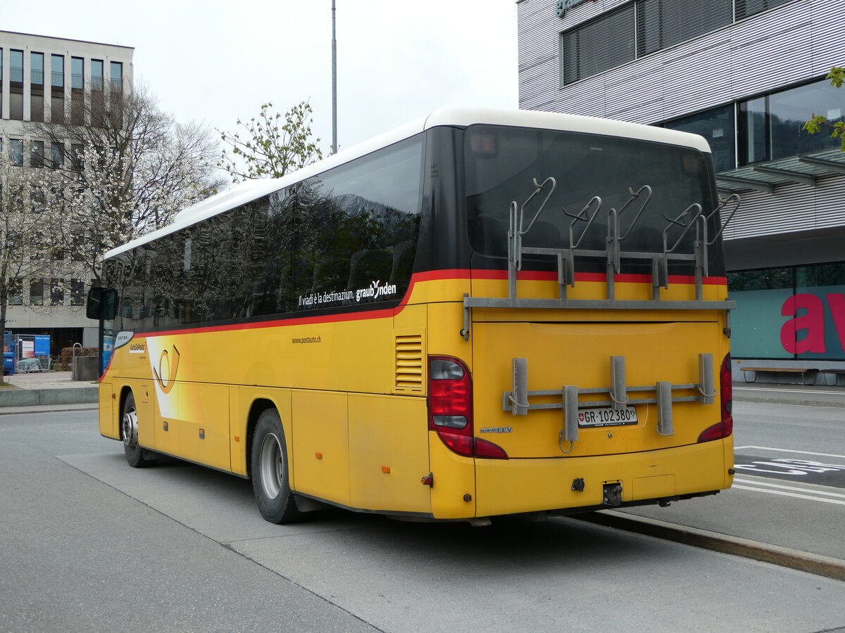 (248'644) - PostAuto Graub�nden - GR 102'380/PID 4365 - Setra (ex GR 102'345; ex Riederer, St. Margrethenberg) am 15. April 2023 beim Bahnhof Landquart