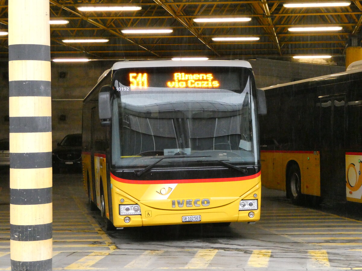 (248'664) - PostAuto Graub�nden - GR 102'503/PID 10'192 - Iveco am 16. April 2023 in Thusis, Postautostation