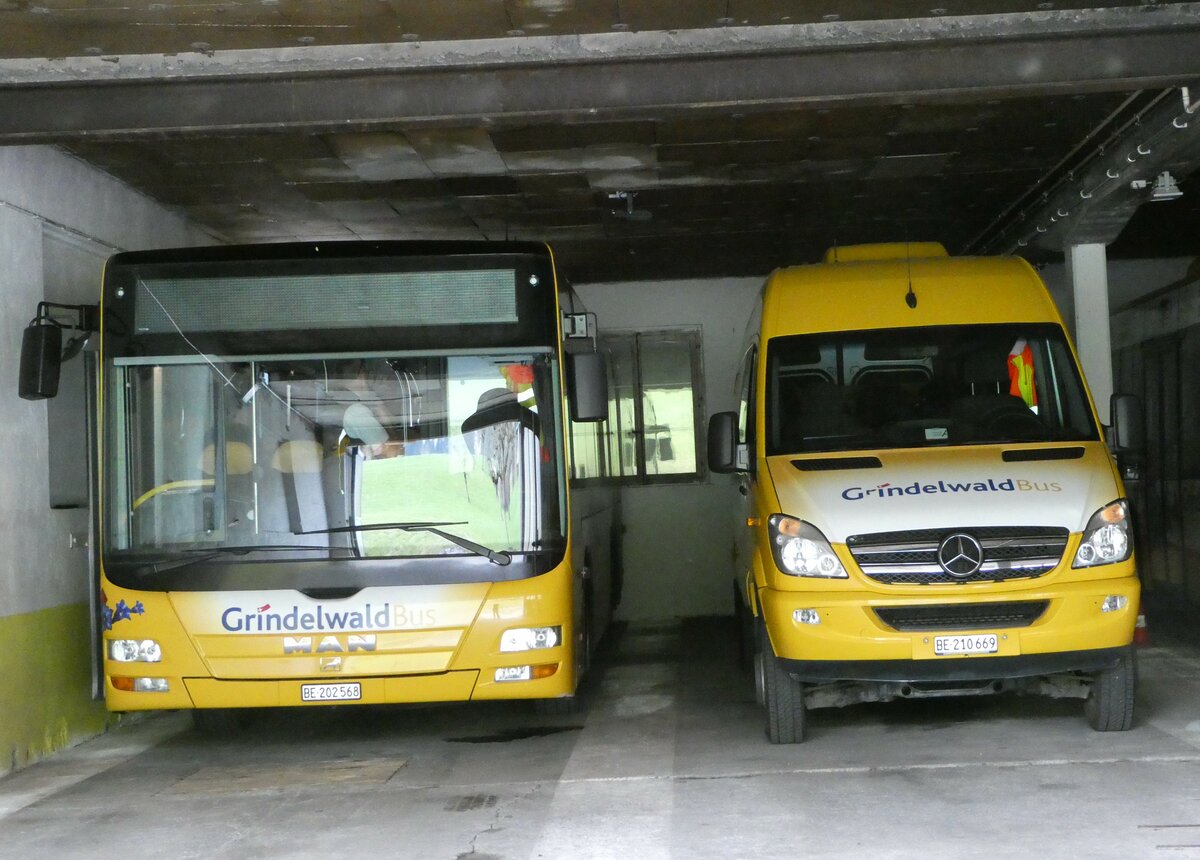 (248'829) - Grindelwaldbus, Grindelwald - Nr. 14/BE 202'568 - MAN/G�ppel + Nr. 10/BE 210'669 - Mercedes (ex Loretan, Inden) am 18. April 2023 in Grindelwald, Garage