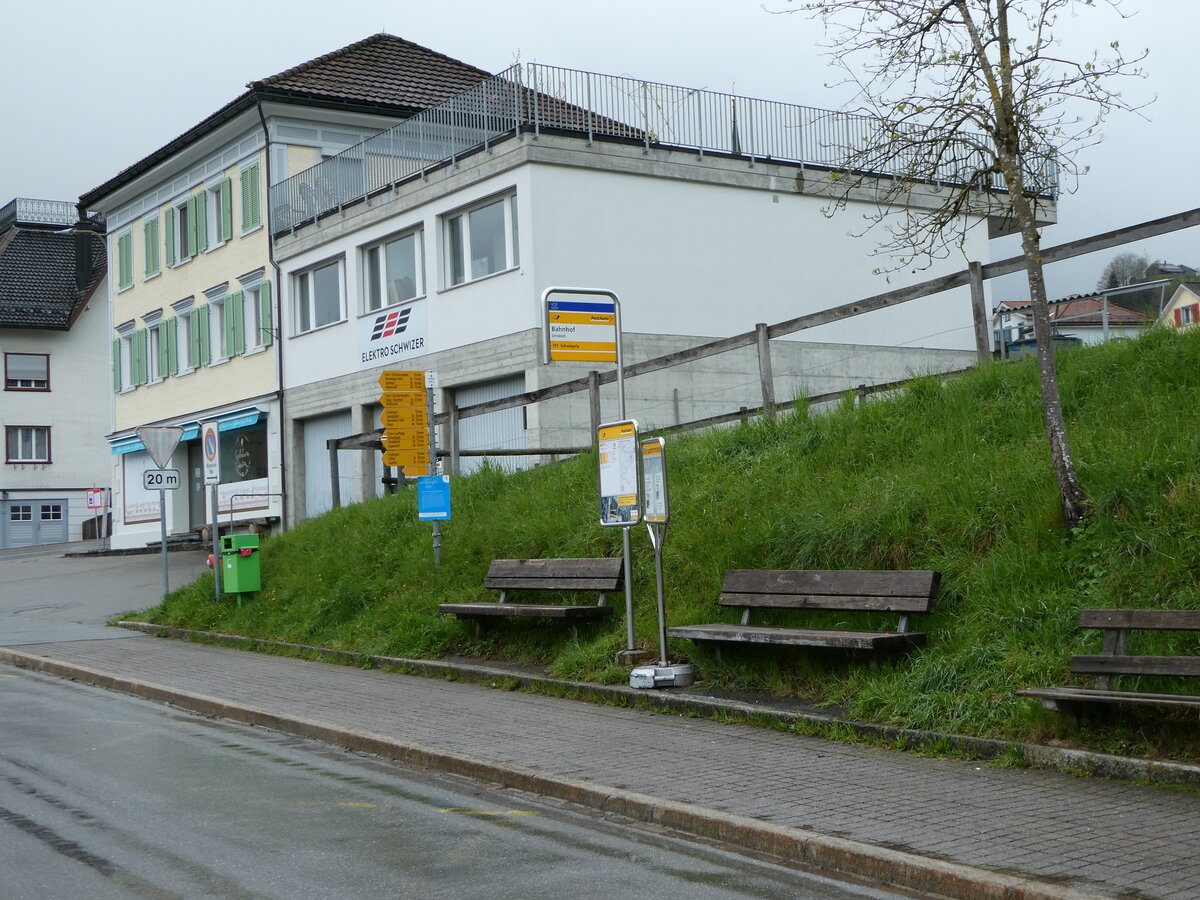 (249'128) - PostAuto-Haltestelle am 25. April 2023 beim Bahnhof Urn�sch