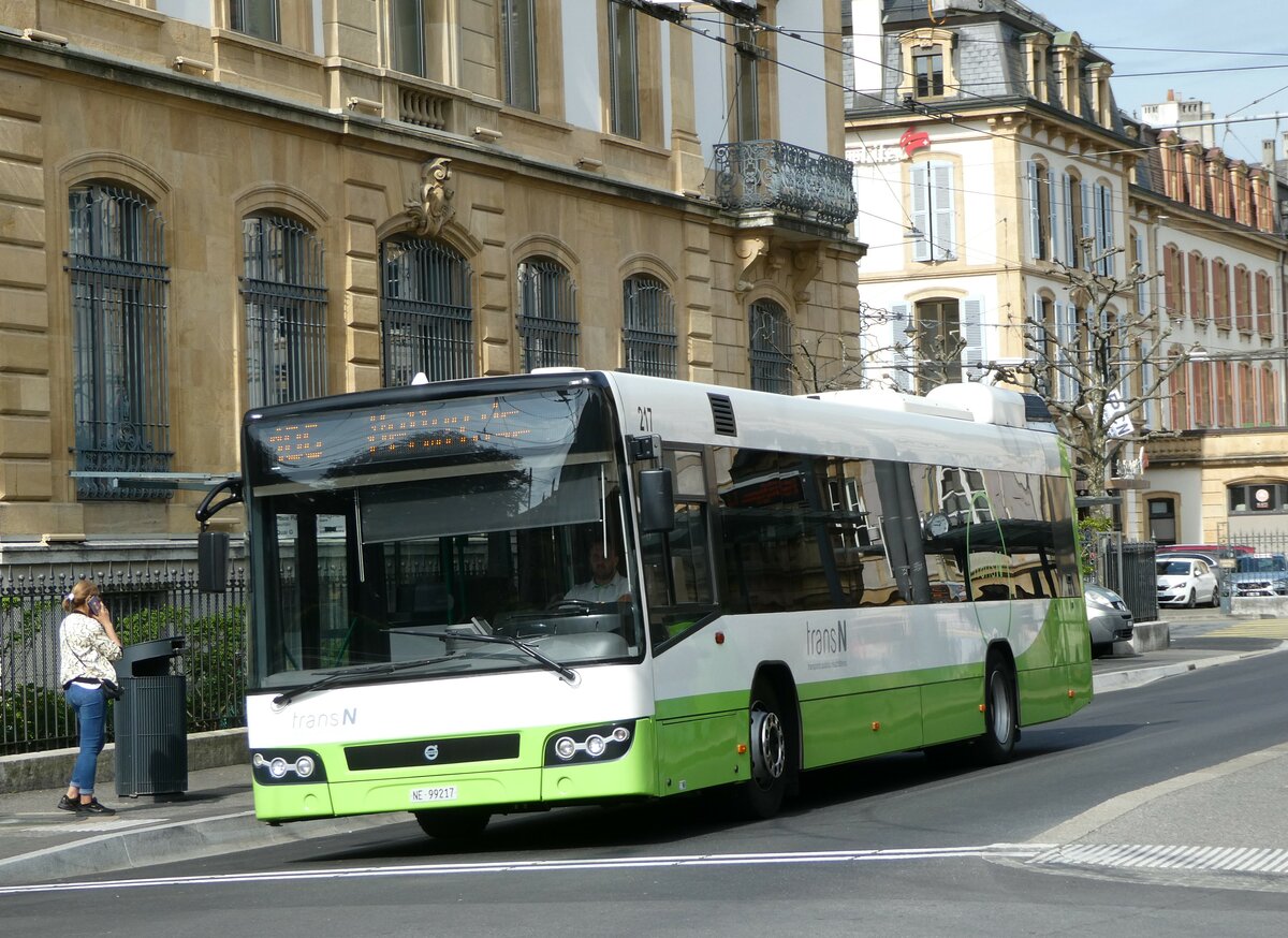 (249'572) - transN, La Chaux-de-Fonds - Nr. 217/NE 99'217 - Volvo (ex TN Neuch�tel Nr. 217) am 5. Mai 2023 in Neuch�tel, Place Pury