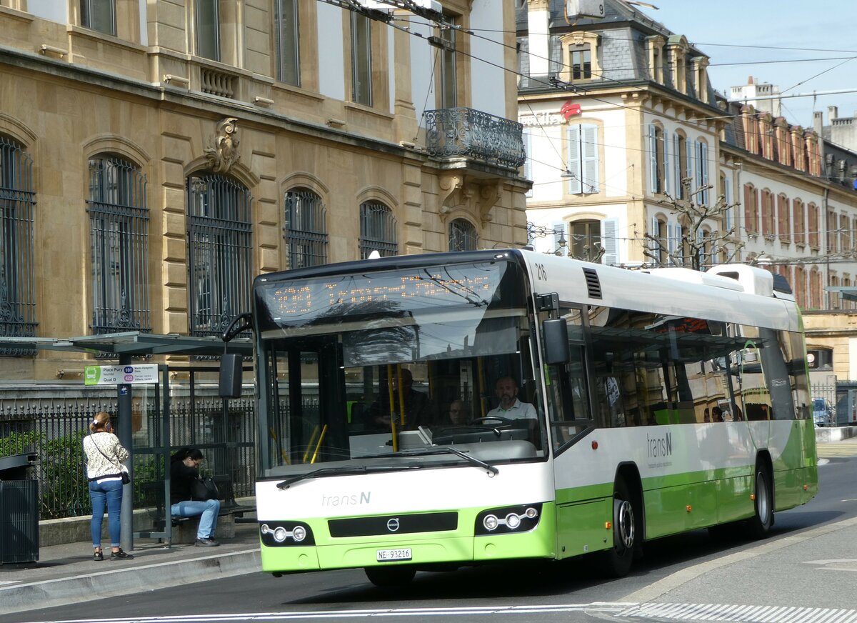 (249'573) - transN, La Chaux-de-Fonds - Nr. 216/NE 93'216 - Volvo (ex TN Neuch�tel Nr. 216) am 5. Mai 2023 in Neuch�tel, Place Pury