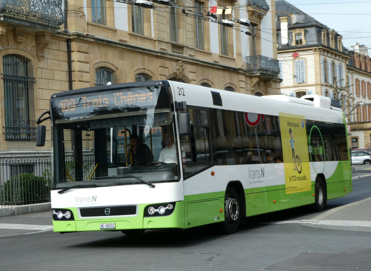 (249'582) - transN, La Chaux-de-Fonds - Nr. 212/NE 89'212 - Volvo (ex TN Neuch�tel Nr. 212) am 5. Mai 2023 in Neuch�tel, Place Pury