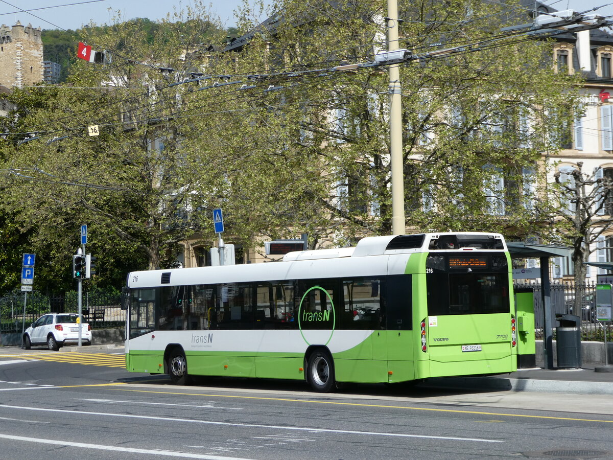 (249'623) - transN, La Chaux-de-Fonds - Nr. 216/NE 93'216 - Volvo (ex TN Neuch�tel Nr. 216) am 5. Mai 2023 in Neuch�tel, Place Pury