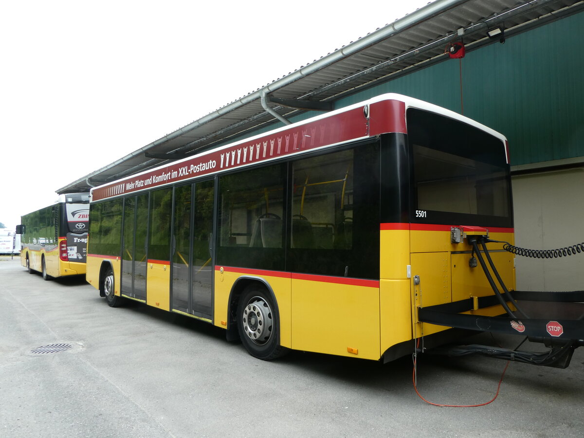 (250'275) - PostAuto Bern - BE 193'594/PID 5501 - Lanz+Marti/Hess Personenanh�nger (ex Klopfstein, Laupen) am 20. Mai 2023 in Laupen, Garage