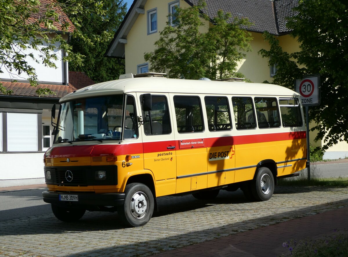(250'911) - Hahn, M�nchen - Nr. 6/M-MB 309H - Mercedes (ex M�ller, CH-Ennetmoos Nr. 6; ex Portenier, CH-Adelboden Nr. 6/PID 492; ex Geiger, CH-Adelboden Nr. 6) am 3. Juni 2023 in Essenbach, Schulstrasse