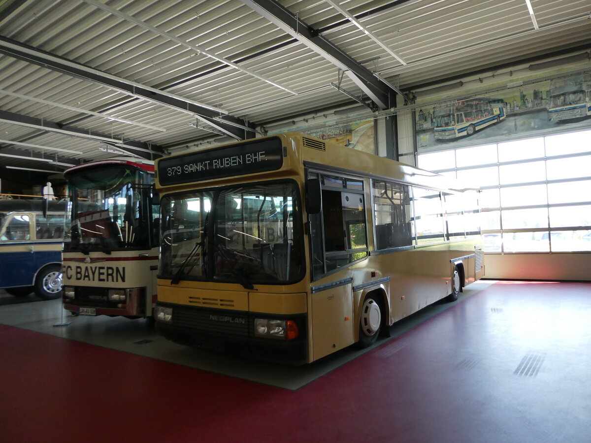 (250'951) - Auw�rter, Pilsting - Neoplan (ex BVG Berlin Nr. 2423) am 4. Juni 2023 in Pilsting, Auw�rter Automobil-Parks