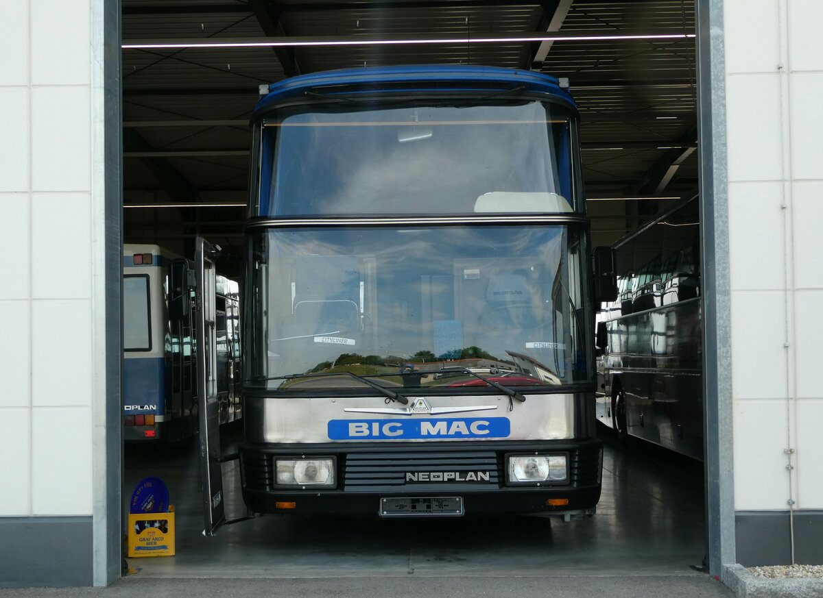 (251'038) - McDonald's, M�nchen (Auw�rter) - Neoplan am 4. Juni 2023 in Pilsting, Auw�rter Automobil-Park