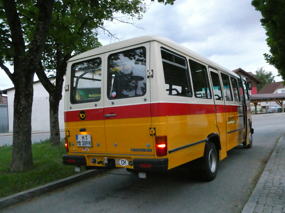 (251'062) - Hahn, M�nchen - Nr. 6/M-MB 309H - Mercedes (ex M�ller, CH-Ennetmoos Nr. 6; ex Portenier, CH-Adelboden Nr. 6/PID 492; ex Geiger, CH-Adelboden Nr. 6) am 4. Juni 2023 beim Bahnhof Landau
