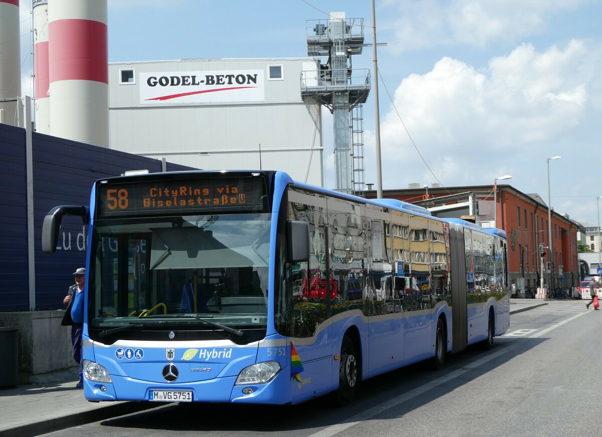 (251'076) - MVG M�nchen - Nr. 5751/M-VG 5751 - Mercedes am 5. Juni 2023 beim Hauptbahnhof M�nchen