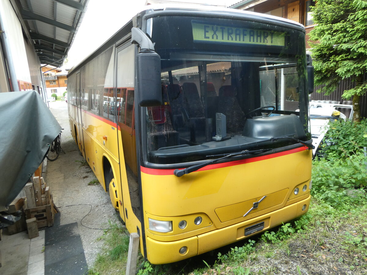 (251'140) - K�bli, Gstaad - PID 1862 - Volvo (ex Nr. 0) am 6. Juni 2023 in Gstaad, Garage