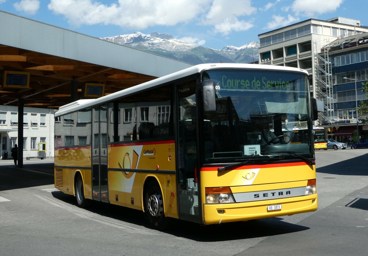 (251'218) - Ev�quoz, Erde - VS 1011/PID 4105 - Setra am 9. Juni 2023 beim Bahnhof Sion