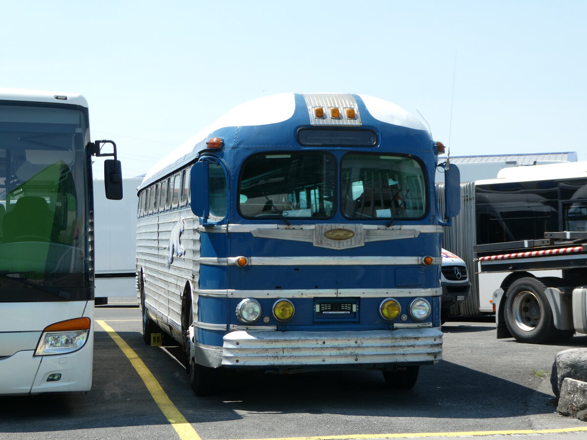 (251'587) - Greyhoundbus, Murten - GMC (ex Wooster, Z�rich; ex Northland Greyhound Lines, USA-Minneapolis Nr. N796) am 17. Juni 2023 in Kerzers, Interbus
