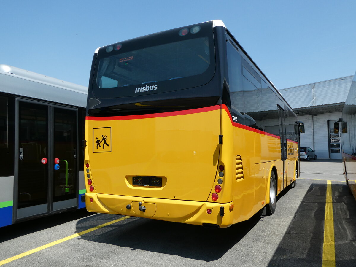 (251'605) - CarPostal Ouest - PID 12'055 - Irisbus (ex Ballestraz, Gr�ne) am 17. Juni 2023 in Kerzers, Interbus