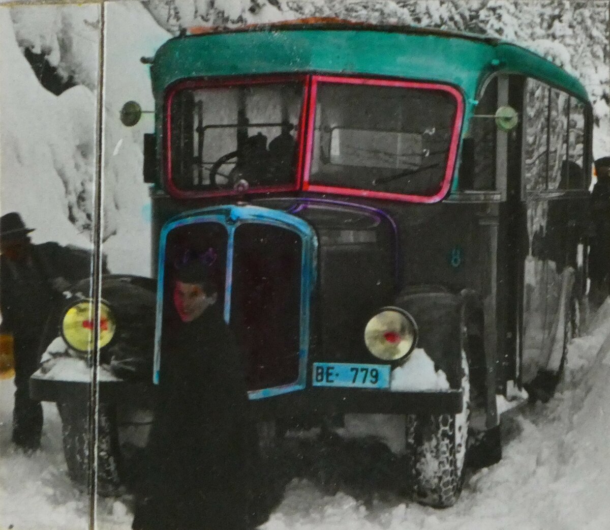 (252'387) - Aus dem Archiv: AFA Adelboden - Nr. 8/BE 779 - Saurer/R&Streun um 1938 in Achseten, Husweidlistutz (...da ich damals schon eine Vorliebe f�r bunte Bilder hatte, verunstaltete ich  fantasievoll  mit Filzstiften das Bild. Das wohl einzig positive daran ist: Das Foto existiert zum Gl�ck heute noch!)