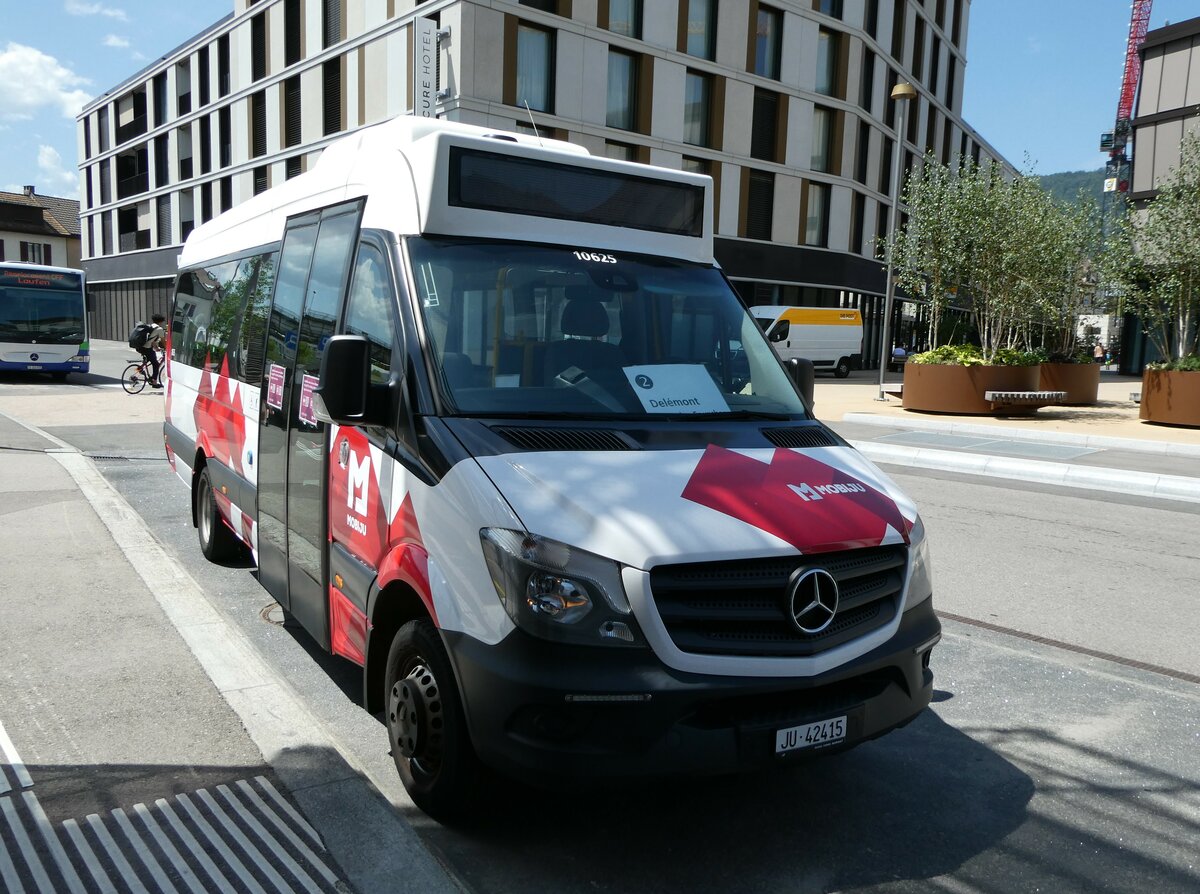 (252'439) - CarPostal Ouest - JU 42'415/PID 10'635 - Mercedes/VDL (ex JU 35'166; ex Odiet, Pleigne) am 7. Juli 2023 beim Bahnhof Del�mont