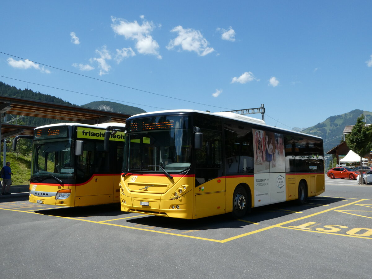 (252'628) - K�bli, Gstaad - BE 403'014/PID 10'964 - Volvo am 11. Juli 2023 beim Bahnhof Gstaad