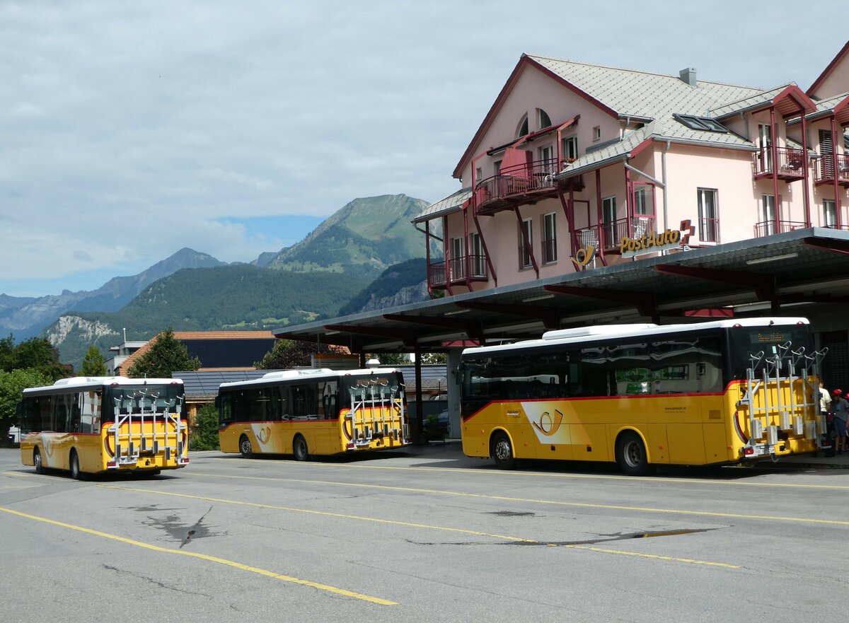 (253'116) - Fl�ck, Brienz - Nr. 29/BE 868'729/PID 11'831 + Nr. 28/BE 868'728/PID 11'830 + Nr. 24/BE 868'724/PID 11'593 - Iveco am 29. Juli 2023 in Meiringen, Postautostation