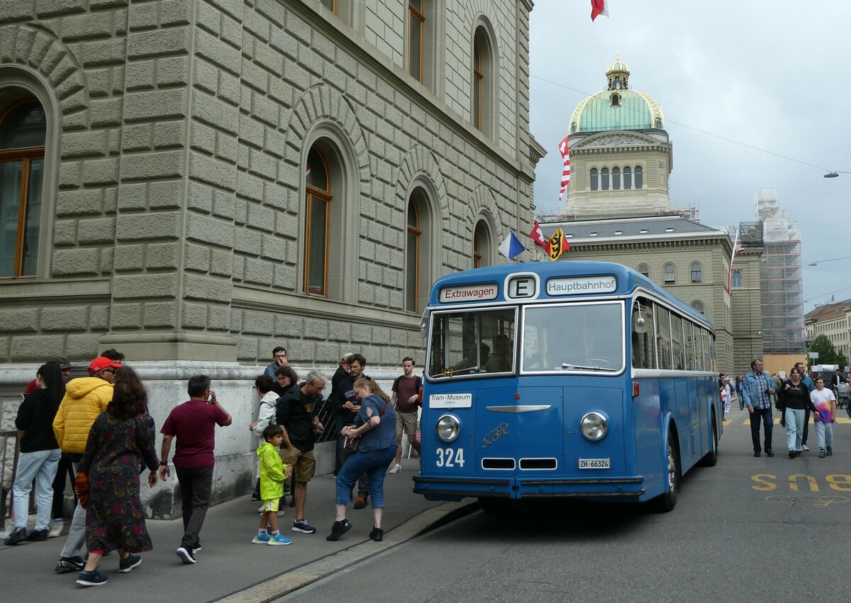 (253'281) - VBZ Z�rich (TMZ) - Nr. 324/ZH 66'324 - FBW/T�scher (ex Privat; ex VBZ Z�rich Nr. 324) am 1. August 2023 in Bern, Bundeshaus