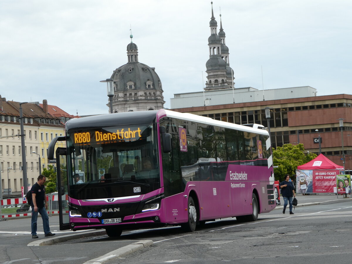 (254'350) - M�ller, Schw�bisch Hall - SHA-DB 120 - MAN am 29. August 2023 beim Bahnhof W�rzburg