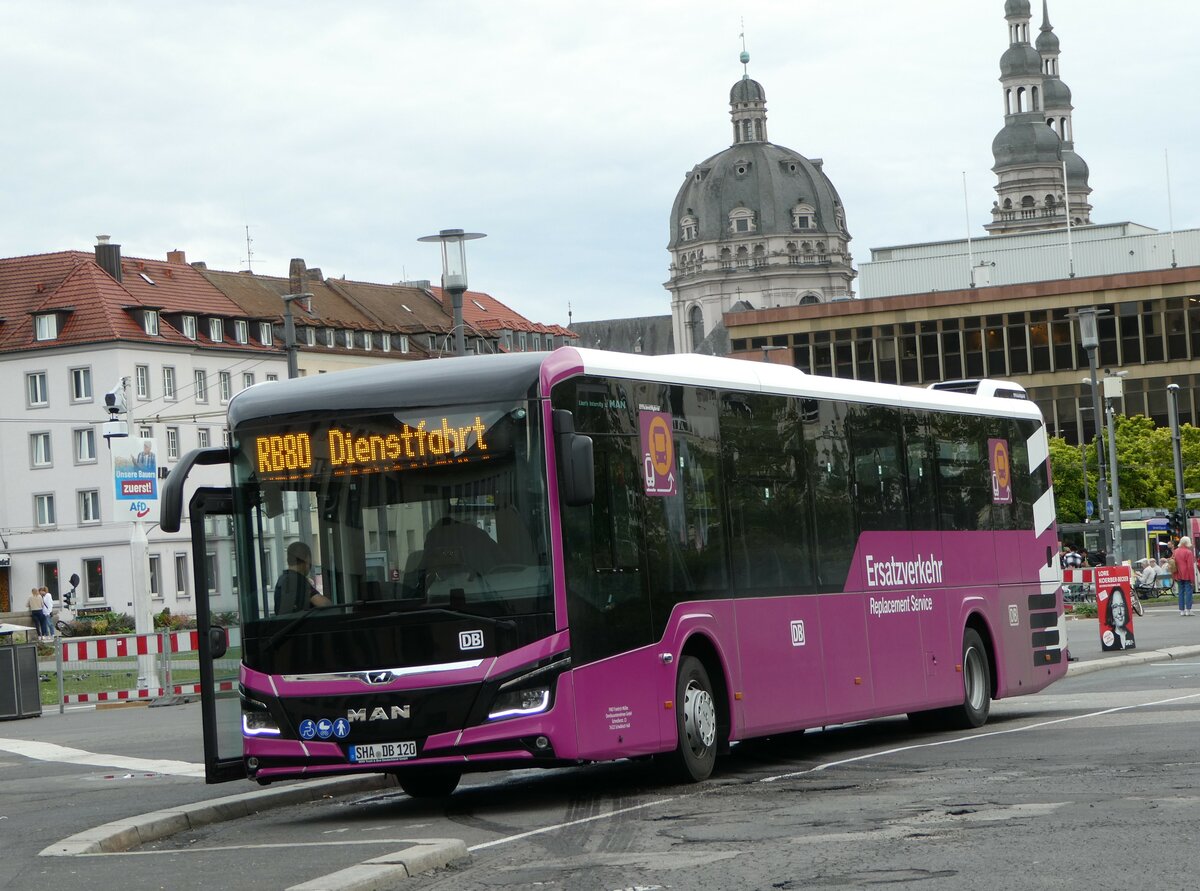 (254'351) - M�ller, Schw�bisch Hall - SHA-DB 120 - MAN am 29. August 2023 beim Bahnhof W�rzburg