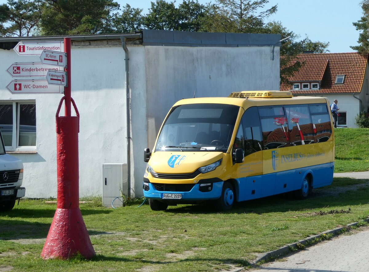 (254'627) - Inselbus Hiddensee, Vitte - R�G-E 2019 - Iveco/Rosero am 2. September 2023 in Vitte, Hafen