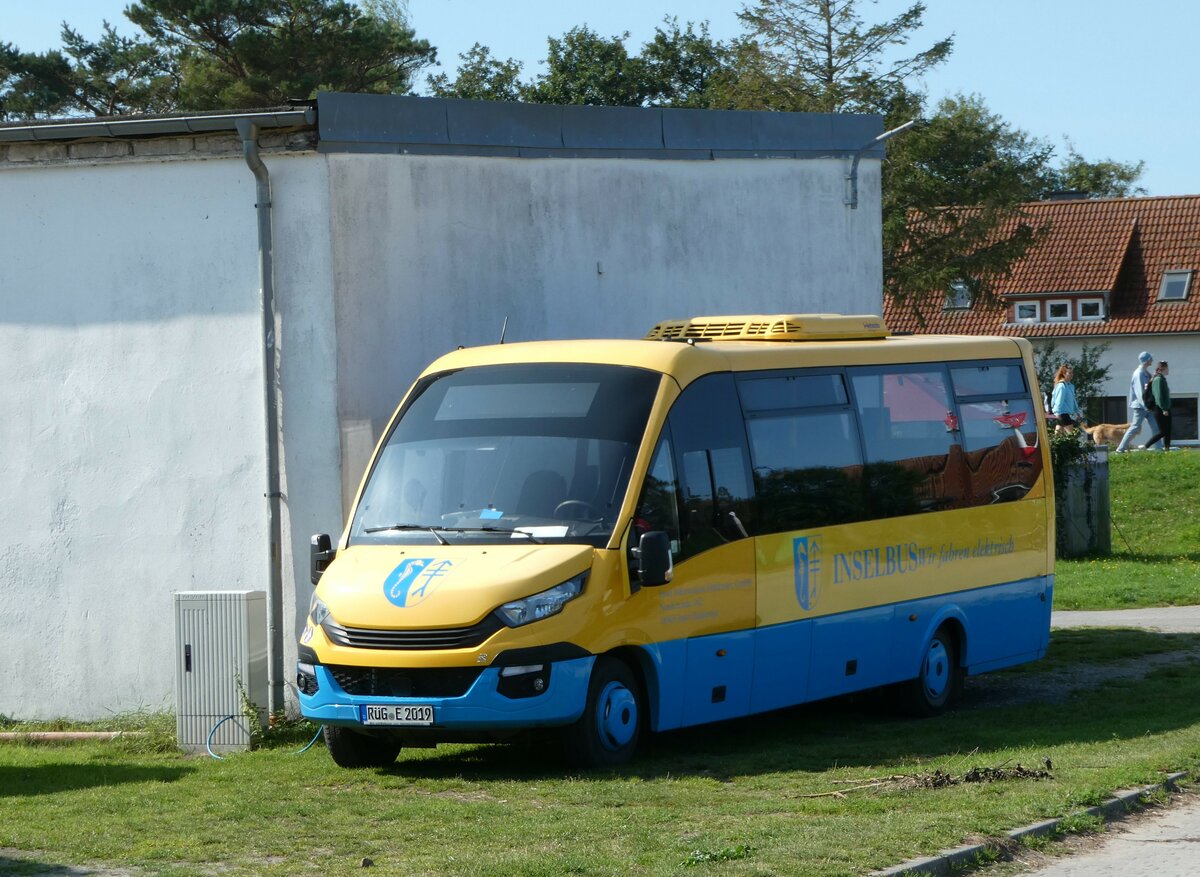 (254'628) - Inselbus Hiddensee, Vitte - R�G-E 2019 - Iveco/Rosero am 2. September 2023 in Vitte, Hafen