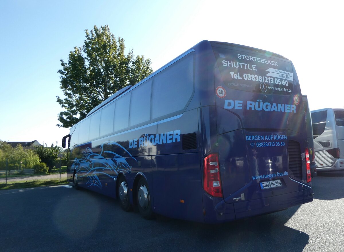 (254'692) - De R�ganer, Bergen auf R�gen - R�G-DR 180 - Mercedes am 2. September 2023 in Schaprode, Parkplatz