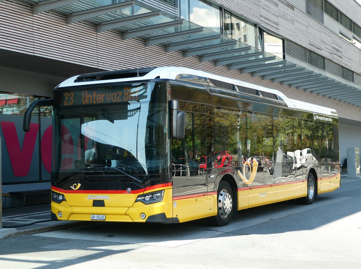 (254'933) - D�nser, Trimmis - GR 95'435/PID 11'895 - Scania (ex GR 184'920) am 8. September 2023 beim Bahnhof Landquart