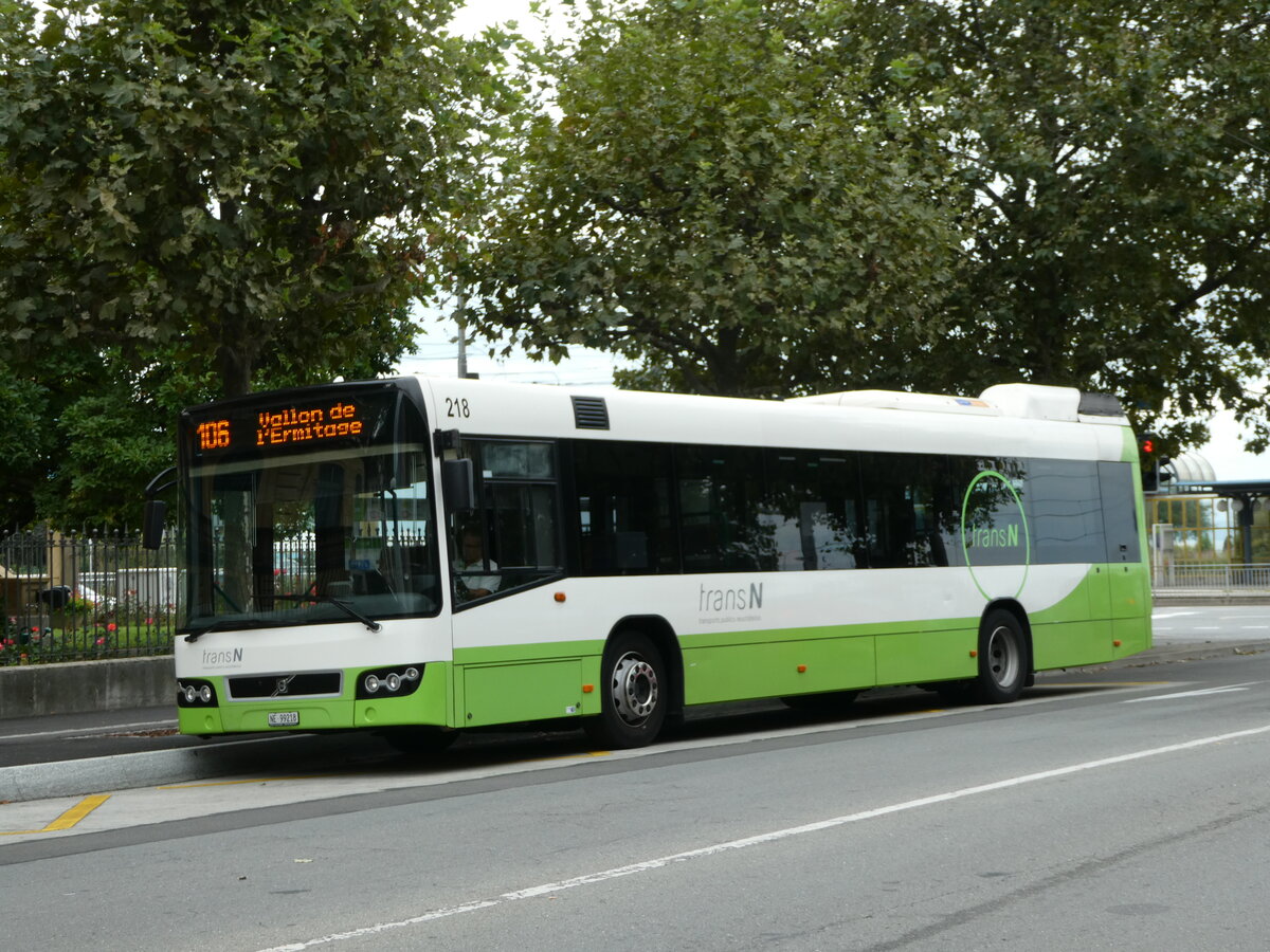(255'224) - transN, La Chaux-de-Fonds - Nr. 218/NE 99'218 - Volvo (ex TN Neuch�tel Nr. 218) am 16. September 2023 in Neuch�tel, Place Pury