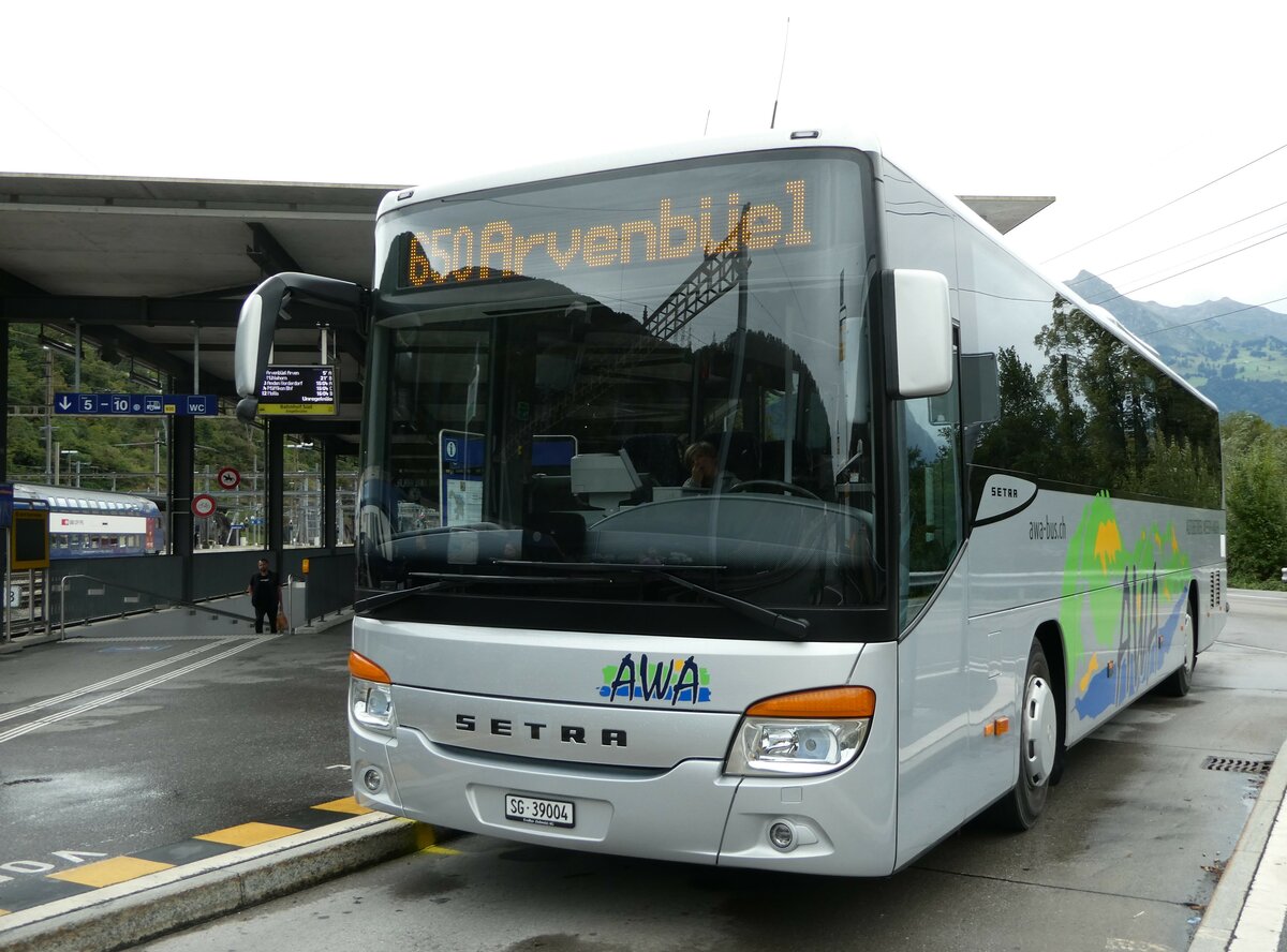 (255'412) - AWA Amden - Nr. 4/SG 39'004 - Setra am 18. September 2023 beim Bahnhof Ziegelbr�cke