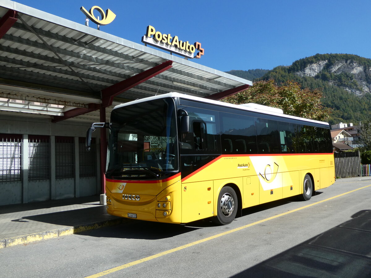 (255'824) - Fl�ck, Brienz - Nr. 25/BE 868'725/PID 11'594 - Iveco am 2. Oktober 2023 in Meiringen, Postautostation