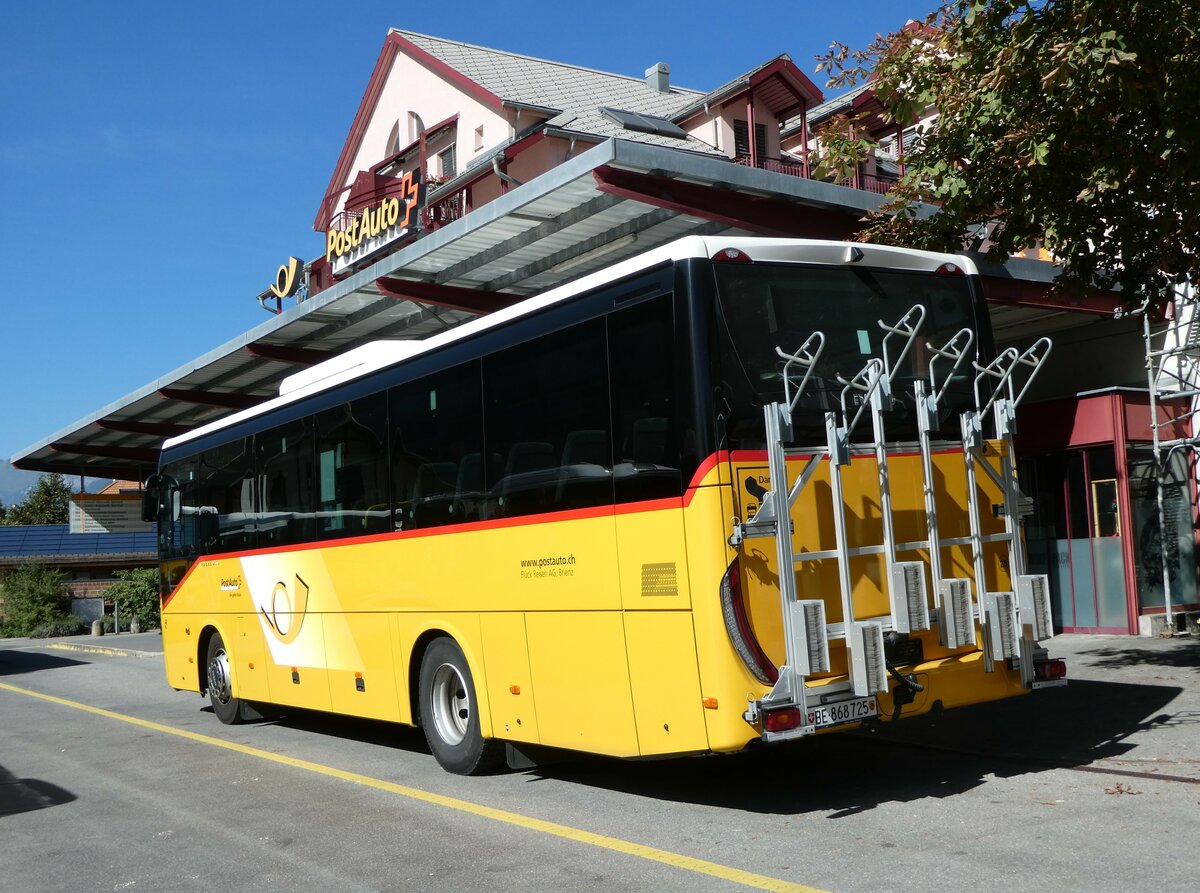 (255'825) - Fl�ck, Brienz - Nr. 25/BE 868'725/PID 11'594 - Iveco am 2. Oktober 2023 in Meiringen, Postautostation