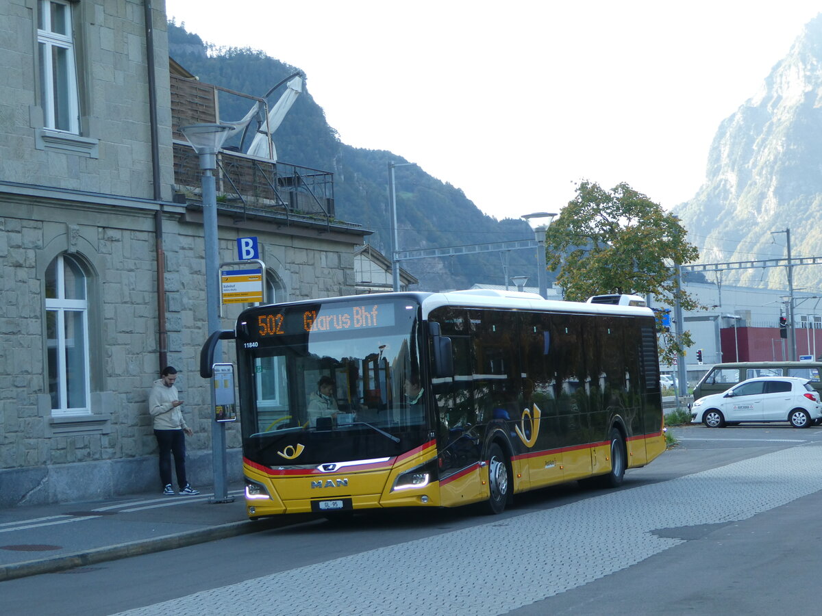 (255'888) - Niederer, Filzbach - Nr. 11/GL 95/PID 11'840 - MAN am 7. Oktober 2023 beim Bahnhof N�fels-Mollis