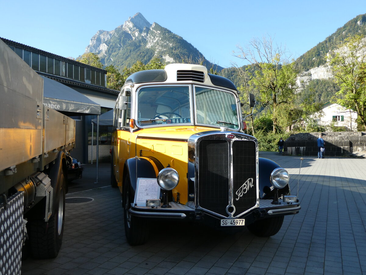(255'911) - R�egg, R�ti - SG 45'977 - FBW/FHS (ex Kantonspolizei, Bern; ex P 23'180; ex P 2216) am 7. Oktober 2023 in N�fels, FBW-Museum