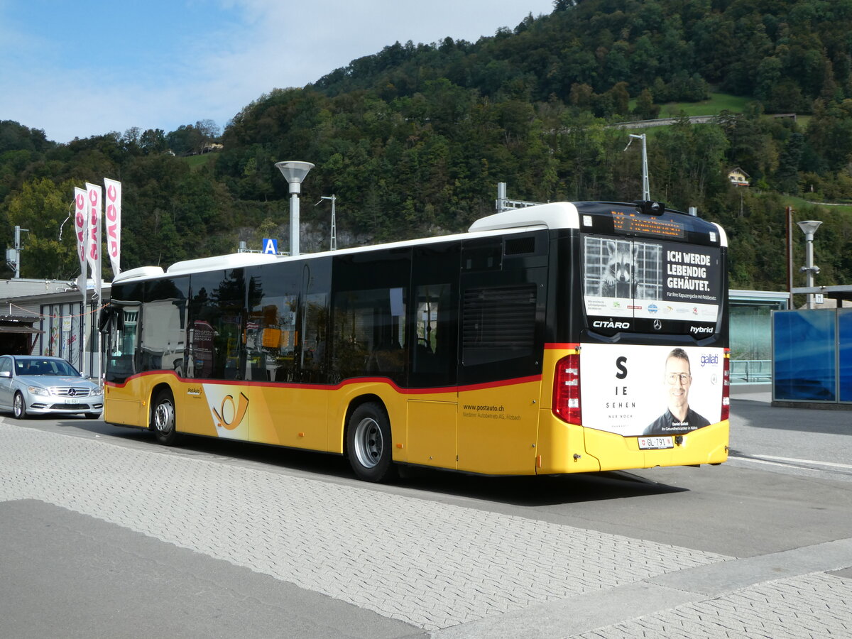 (255'971) - Niederer, Filzbach - Nr. 4/GL 791/PID 11'357 - Mercedes am 7. Oktober 2023 beim Bahnhof N�fels-Mollis