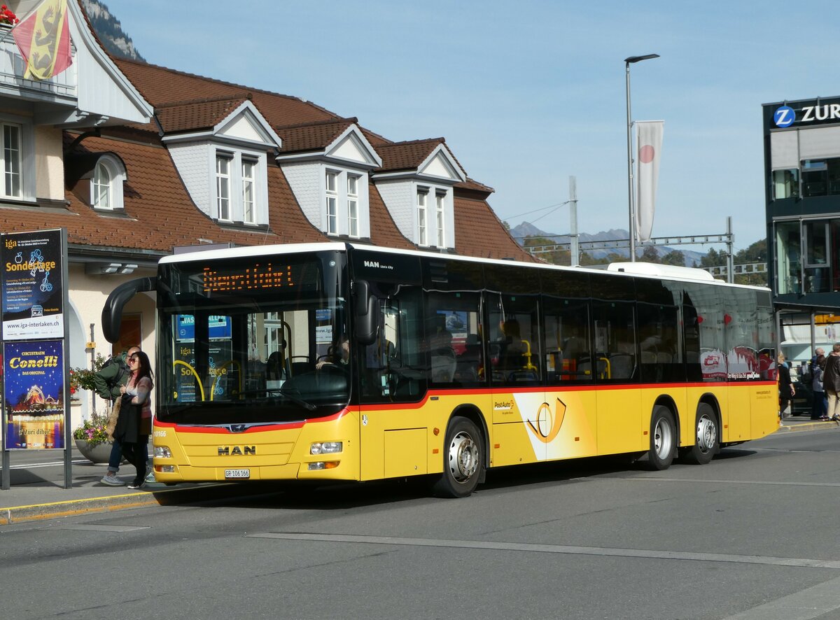 (256'162) - D�nser, Trimmis - GR 106'166/PID 10'166 - MAN am 17. Oktober 2023 beim Bahnhof Interlaken Ost