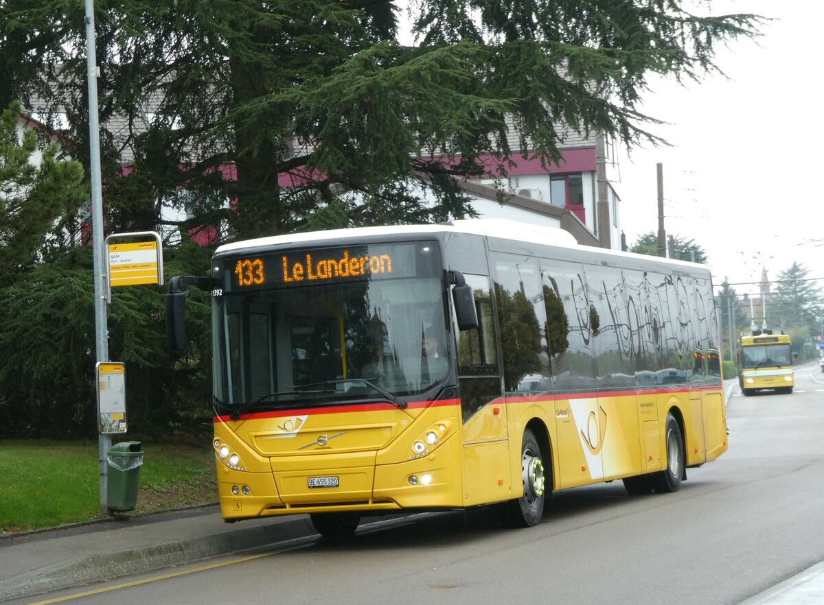 (256'197) - Funi-Car, Biel - Nr. 20/BE 655'320/PID 11'392 - Volvo am 19. Oktober 2023 beim Bahnhof Marin-�pagnier