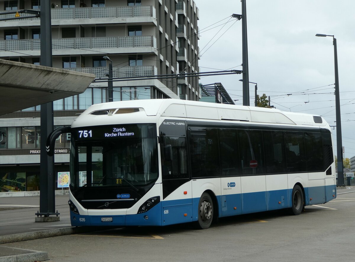 (256'306) - VBZ Z�rich - Nr. 626/ZH 871'626 - Volvo am 21. Oktober 2023 beim Bahnhof Z�rich Stettbach