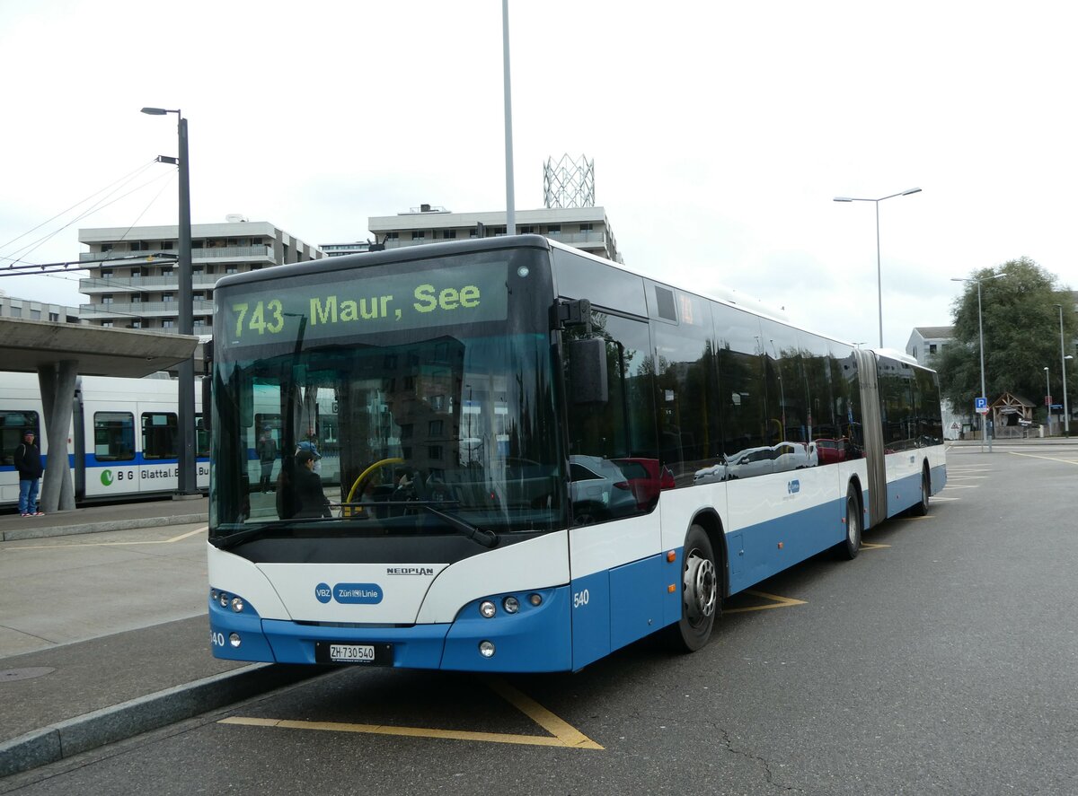 (256'308) - VBZ Z�rich - Nr. 540/ZH 730'540 - Neoplan am 21. Oktober 2023 beim Bahnhof Z�rich Stettbach